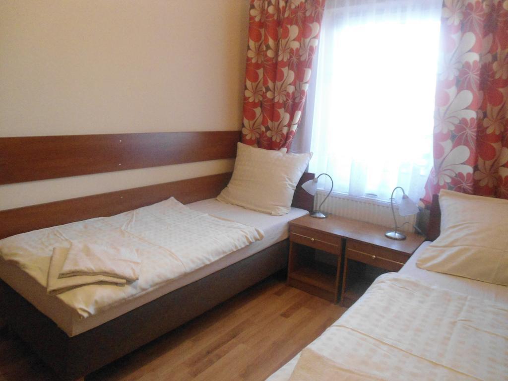 Hotel Pod Platanami Trzebnica Quarto foto