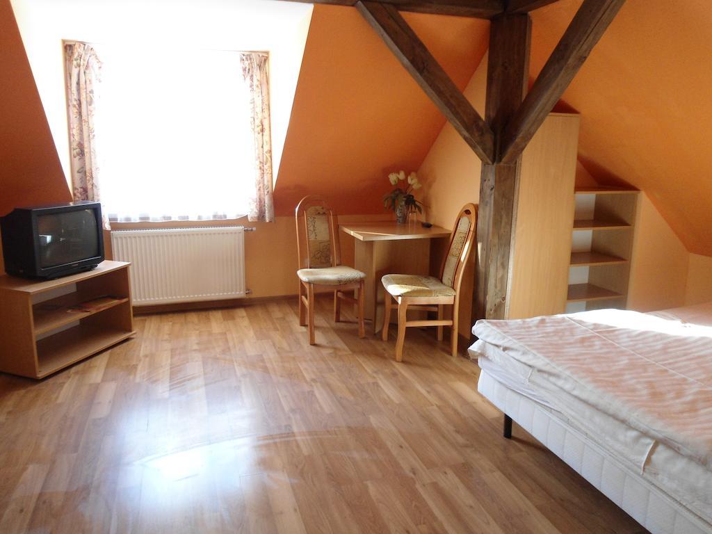 Hotel Pod Platanami Trzebnica Quarto foto